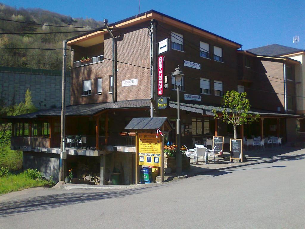 Hostal El Peregrino La Portela de Valcarce ภายนอก รูปภาพ